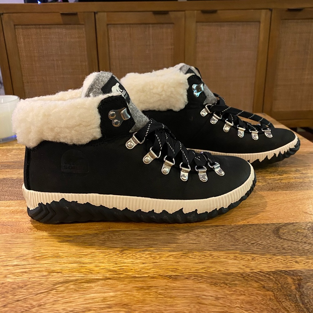 Excellent Like New Sorel Boots Size 8